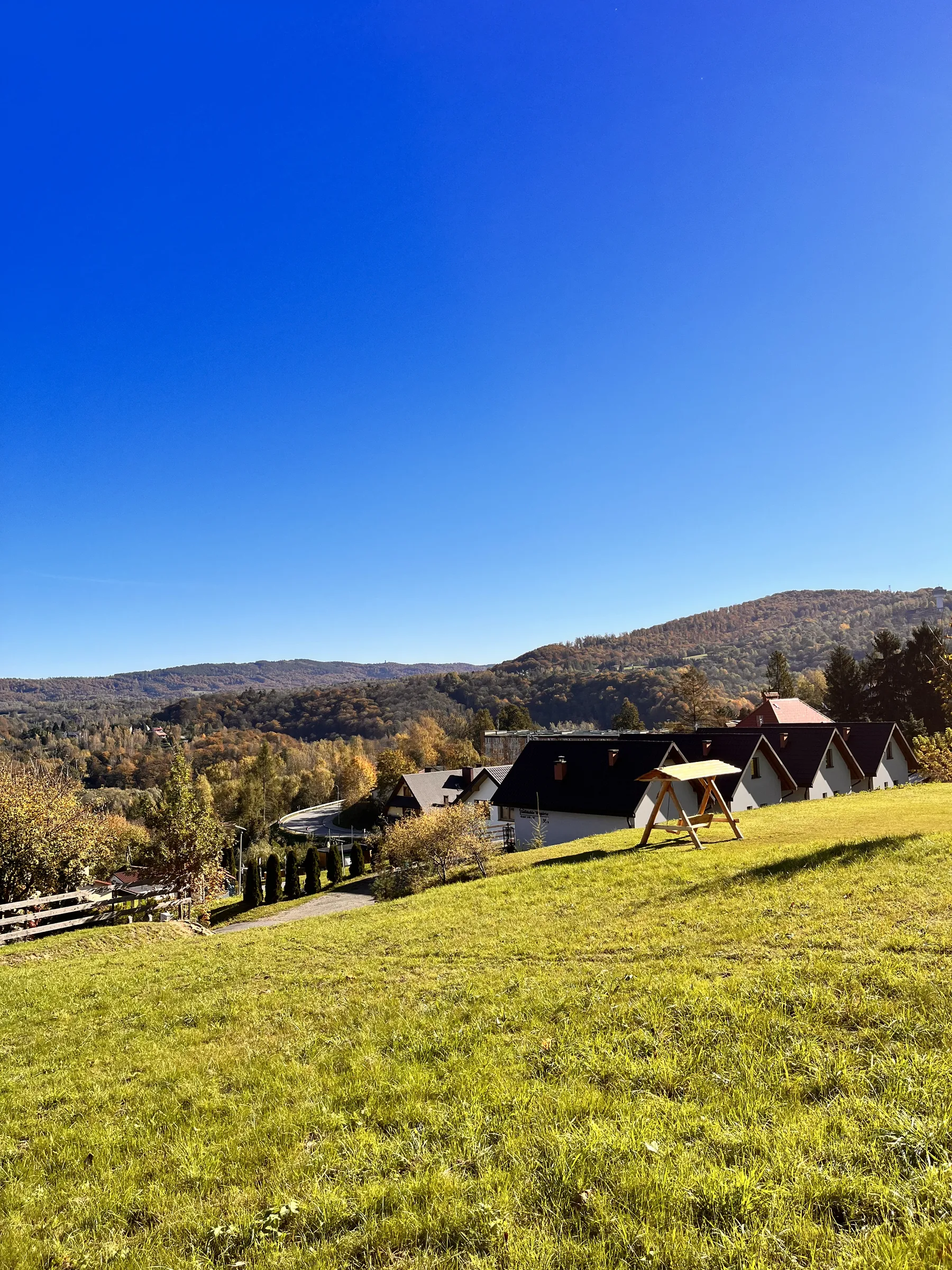 Jesienna panorama domków na wzgórzu nad Soliną