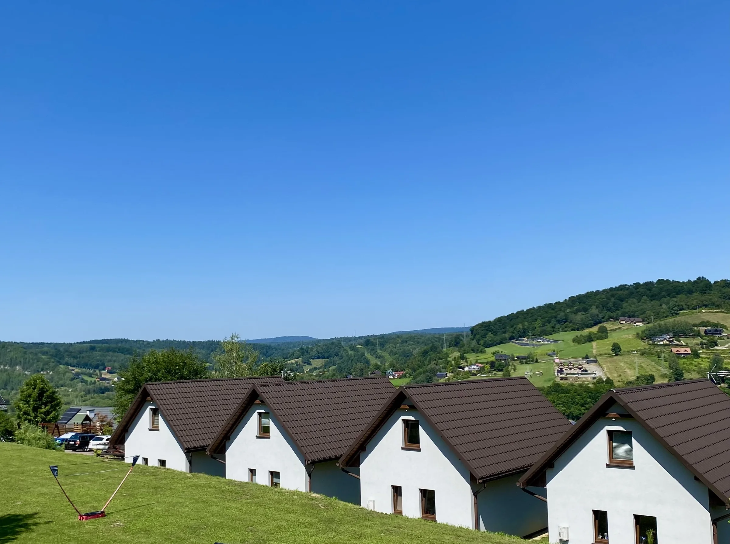 Panorama całorocznych domków Solińskie Wzgórze na zboczu nad Soliną