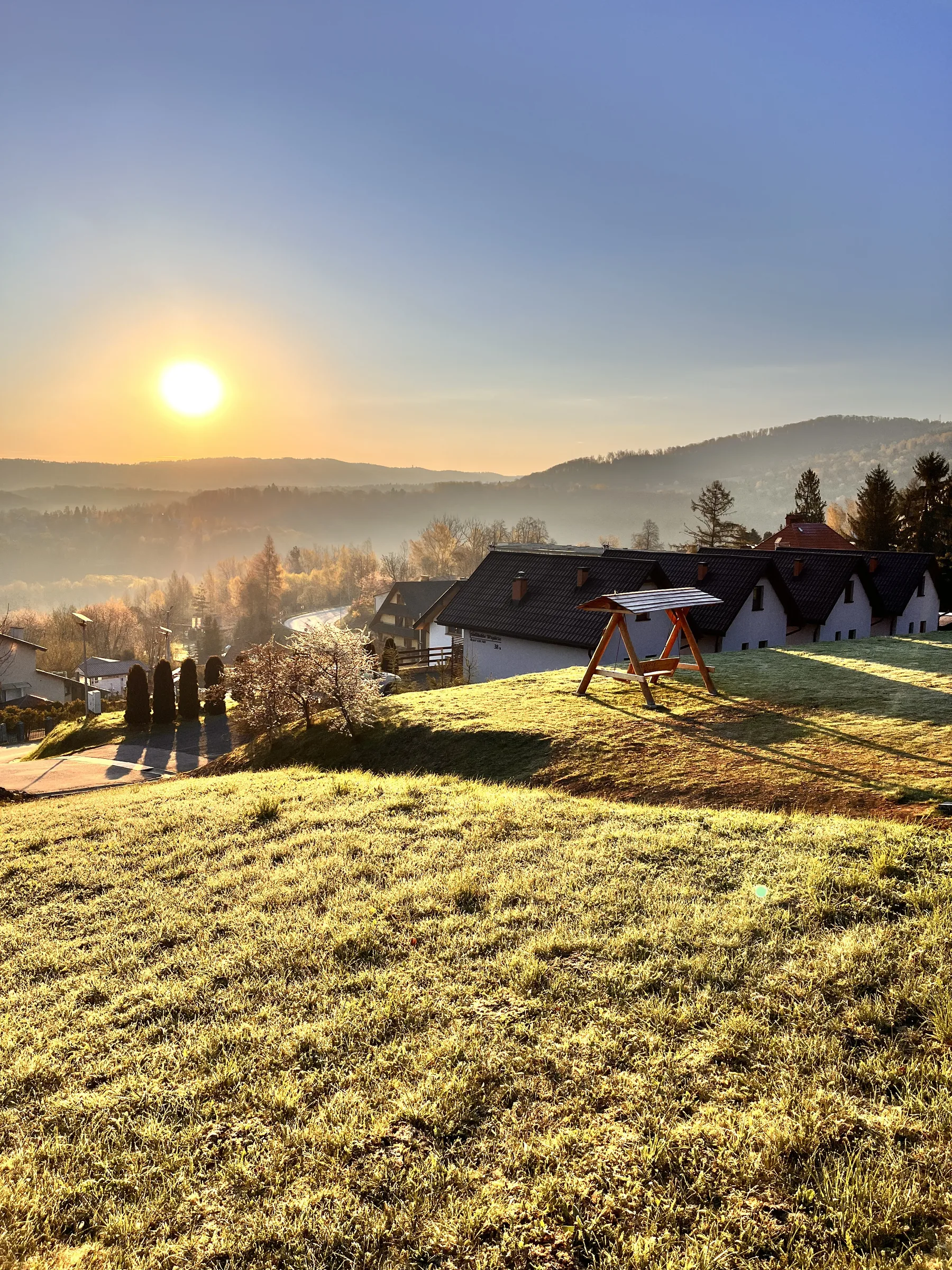 Panorama wzgórz o wschodzie słońca spod okapu tarasu